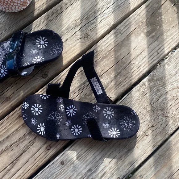 Vionic Jodie Strappy Sandal Black Patent Leather Chantily Lace Design Sz 8 - Picture 10 of 13